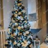 Umjetno božićno drvce Kavkaska Jela 220cm, drvce ukrašeno bijelim božićnim ukrasima