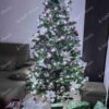 Umjetno božićno drvce Kavkaska Jela 220cm, drvce je ukrašeno ljubičasto bijelim božićnim ukrasima