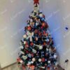 Umjetno božićno drvce Srebrni Bor sa kristalima leda 150cm, ukrašeno crvenim i bijelim ukrasima