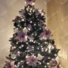 Umjetno božićno drvce Srebrni Bor sa kristalima leda 150cm, ukrašeno ukrasima u obliku cvetova i bijelim lampicama