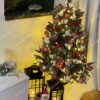 Umjetno božićno drvce Norveška Smreka 120cm, malo drvce ukrašeno crveno bijelim ukrasima