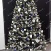 Umjetno božićno drvce Kristalna Smreka 180cm, ukrašeno plavo bijelim božićnim ukrasima