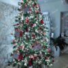 Umjetno božićno drvce 3D Ekskluzivna Smreka 240cm, okićeno crveno-bijelim božićnim ukrasima i paketićima