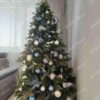 Umjetno božićno drvce 3D Skandinavska Smreka 210cm, ukrašeno bijelim i plavim božićnim ukrasima