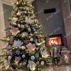 Umjetno božićno drvce 3D Skandinavska Smreka 210cm, drvce ukrašeno ružičastim i zlatnim ukrasima