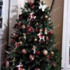 Umjetno božićno drvce FULL 3D Finska Smreka 210cm, drvce ukrašeno crvenim božićnim ukrasima