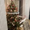 Umjetno božićno drvce 3D Skandinavska Smreka 180cm, ukrašeno crvenim ukrasima i lampicama