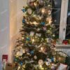 Umjetno božićno drvce 3D Uska Smreka 180cm, ukrašeno plavim i bijelim božićnim ukrasima