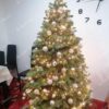 Božićno drvce FULL 3D Kanadska Jela 210cm, okićeno je lampicama i bijelim ukrasima
