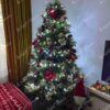Umjetno božićno drvce 3D Kavkaska Jela XL 210cm, drvce ukrašeno božićnim lampicama i crvenim ukrasima