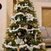 Umjetno božićno drvce 3D Kavkaska Jela XL 210cm, gusto drvce ukrašeno lampicama i zlatnim ukrasima