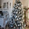 Umjetno božićno drvce 3D Uska Ledena Smreka 210cm, drvce okičeno bijelim ukrasima