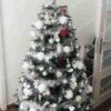 Umjetno božićno drvce Srebrna Smreka 180cm, na drvcu dominiraju bijeli božićni ukrasi