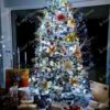 Umjetno božićno drvce Srebrna Smreka 250cm, drvce je gusto okićeno božićnim ukrasima