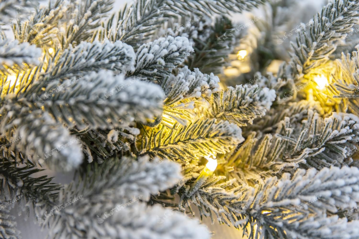 Vianočný girlanda 3D Smrek Kráľovský LED. Zasnežená biela girlanda, na ktorej svietia LED svetielka. Detailne odfotené ihličie.