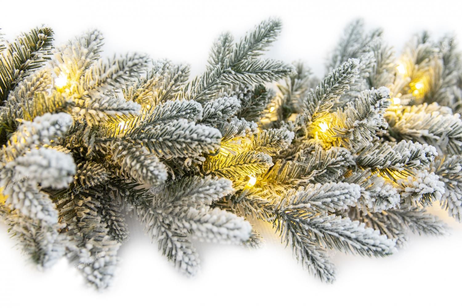 Vianočný girlanda 3D Smrek Kráľovský LED. Zasnežená biela girlanda, na ktorej svietia LED svetielka.