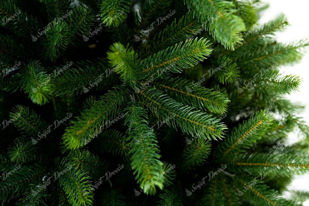 Umjetno božićno drvce FULL 3D finska smreka, detalji iglica. Dizajn drveta nadahnut je skandinavskom prirodom. Cijelo se drvo sastoji samo od kvalitetnih 3D igala. Igle se kombiniraju u blijedo zelenu i tamniju nijansu zelene.