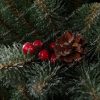 Umjetno božićno drvce kristalna smreka, detalji iglica. Karakteriziraju je složene uske tamnozelene PVC iglice prekrivene finim bijelim čupercima nalik kristalima leda. Grančice se na krajevima nadopunjuju pravim šišarkama i bobicama koje drvetu daju savršen realan izgled.