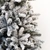 Umjetno božićno drvce nordijska smreka, detalji iglica. Uz pomoć najnovijih tehnologija, slojevi nezapaljivog umjetnog snijega koji ne pada sa stabla postupno je nanet na cijelo stablo. Središte stabla čine tamnozelene iglice, dok su krajevi grančica gusto snježni.
