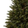 Umjetno božićno drvce u saksiji 3D smreka alpska, detalji iglica. 3D grančice prirodnog izgleda nadopunjuju se klasičnim grančicama zahvaljujući kojima je drvce zaista gusto. Drvce je postavljeno u modernu saksiju.