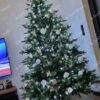 Umjetno božićno drvce FULL 3D Ekskluzivna Smreka 240cm, drvce ukrašeno bijelim božićnim ukrasima