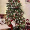Umjetno božićno drvce FULL 3D Ekskluzivna Smreka 240cm, masivno drvo ukrašeno crvenim ukrasima i figurama djeda mraza