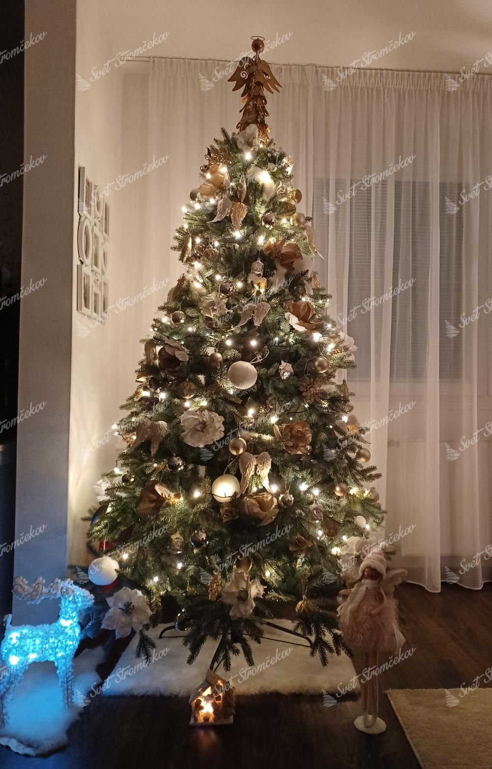 Umelý vianočný stromček 3D Smrek Ľadový 210cm so zlatými vianočnými ozdobami