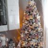 Umelý vianočný stromček Borovica Biela Úzka 195cm s ružovými a bielymi vianočnými ozdobami v obývačke