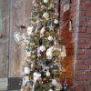 Umjetno Božićno drvce 3D Vitka Smreka 210cm, usko drvce okićeno bijelim ukrasima