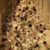 Umjetno Božićno drvce Bijela Smreka 180cm, bijelo drvce ukrašeno ukrasima u obliku kuglica