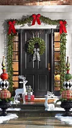 Božićni ukrasi ispred ulaznih vrata