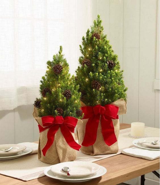 Malo božićno drvce na stolu