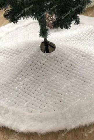 Bijeli tepih ispod drveta sa krznom