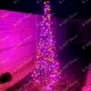 Led svjetlosno božićno drvce Twinkly u ljubičastim i ružičastim nijansama u dvorištu