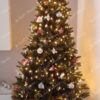 Umjetno božićno drvce s tamnozelenim granama, ukrašeno bijelim i crvenim ukrasima
