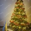 Zeleno umjetno božićno drvce, ukrašeno crveno-zlatnim ukrasima i toplom bijelom rasvjetom