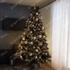 Široko umjetno božićno drvce, ukrašeno bijelim i zlatnim ukrasima i toplom rasvjetom