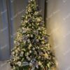 Umjetno božićno drvce sa zelenim 3D granama, gusto ukrašeno zlatnim ukrasima i toplom bijelom rasvjetom