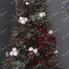 Umjetno božićno drvce sa snježnim granama, ukrašeno bijelim i crvenim božićnim ukrasima i bijelim tepihom ispod drvca