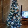 Zeleno umjetno božićno drvce, ukrašeno zlatnim i bijelim ukrasima