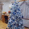 Umjetno božićno drvce prekriveno snijegom s plavo-srebrnim ukrasima