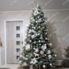 Božićno drvce ukrašeno prirodnim i bijelim ukrasima