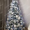 Snježno božićno drvce sa bijelim ukrasima