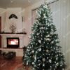 FULL 3D umjetno božićno drvce s bijelo-zlatnim ukrasima i nježno bijelim osvjetljenjem uz kamin.