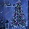Umjetno božićno drvce sa srebrno-ružičastim ukrasima, rasvjetom i bijelim tepihom ispod drvca.