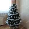 Božićno drvce sa bijelim ukrasima i plastičnim postoljem