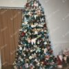 Božićno drvce sa zelenim iglicama i mnogobrojnim šarenim ukrasima