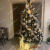 Zeleno božićno drvce sa bijelo-zlatnim ukrasima i lampicama