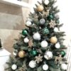 Božićno drvce sa bijelo-zlatnim i smaragdnim kuglicama