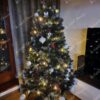 Božićno drvce sa bijelim, crvenim i zlatnim ukrasima